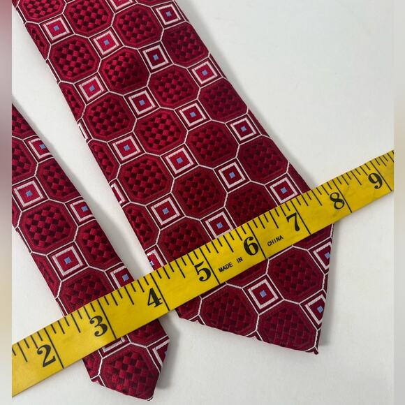 Donald J. Trump Signature Silk Red Tie - Picture 4 of 5